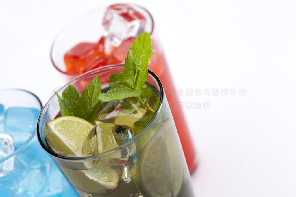 白泉映異彩 異域風味酒飲的純粹美學